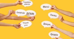 各国語の「ありがとう」が書かれた吹き出しを持つ手